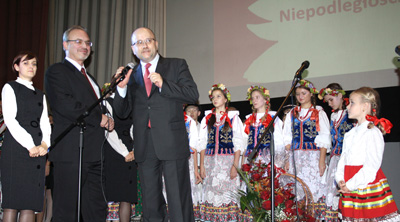 W finale koncertu (od lewej) konsul ds. Polaków na Ukrainie Ewa Matuszek-Zagata, zastępca ambasadora RP Dariusz Górczyński i konsul generalny RP w Kijowie Rafał Wolski podziękowali kierownikom zespołów i podopiecznym im artystom za to, że „ z Polską w sercu na koncert przybyli i że  Polskę w sercu noszą”