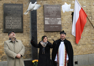 Pod murem kijowskiej fortecy, gdzie rozstrzelano polskich dowódców oddziałów powstańczych wypuszczono gołębie – symbol smutku, piękna i duszy ludzkiej