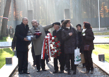 Z tragiczną kartą historii cmentarzyska w Bykowni rodzinę Mikołaja Cholewy zapoznał konsul generalny RP w Kijowie Rafał Wolski