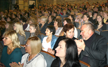 Na wypełnionej po brzegi sali Teatru Młodego Sali panowała radosna atmosfera święta 