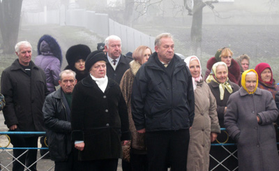 Inicjator przedsięwzięcia - Henryk Kaczurowski, wśród gości i parafian Kosohirki