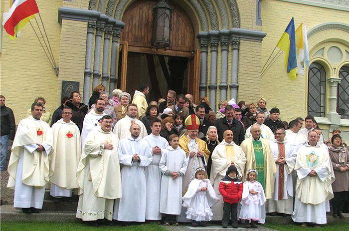 Przed kościołem w Fastowie. Fotografia na pamiątkę