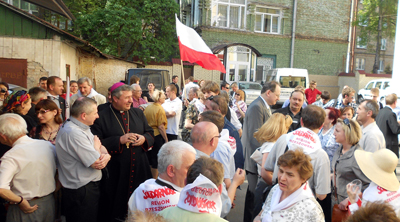 Spotkanie Rodaków na przykościelnym placu było doskonałą okazją do rozmów 