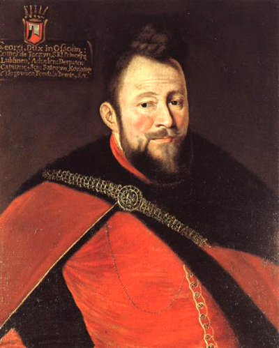 Jerzy Ossoliński - herbu Topór; ur. 15 XII 1595, zm. 9 VIII 1650; kanclerz wielki koronny od 1643 r. Będąc najbliższym doradcą Władysława IV dążył do wzmocnienia władzy królewskiej. W czasie bezkrólewia po śmierci Władysława IV, wobec podeszłego wieku prymasa Rzeczypospolitej i niemożności kierowania przez niego krajem (nominalnie prymas zastępował monarchę w takich przypadkach), Jerzy Ossoliński objął faktycznie na blisko dwa lata stery władzy w Rzeczypospolitej. Przeforsował wówczas kandydaturę królewicza Jana Kazimierza na tron polski. W okresie powstania Chmielnickiego na Ukrainie dążył do porozumienia z Kozakami. Latem 1649 r. towarzyszył królowi w wyprawie pod Zborów i doprowadził do ugody z chanem tatarskim i Bohdanem Chmielnickim (sierpień 1649 r.). Powróciwszy z wyprawy usiłował przedstawić ugodę Zborowską jako sukces polityki króla. Jednak w kraju odezwała się surowa krytyka kanclerza