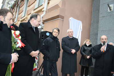 Chwila przed odsłonięciem. Przemawia dyrektor Centrum Badań Historii i Kultury Żydów Wschodnioeuropejskich Leonid Finberg