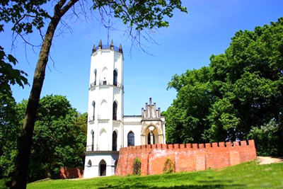 Neogotycki zameczek w Opinogórze (nieopodal Ciechanowa). Tutaj Krasińscy mieli niegdyś rodowe gniazdo. Dziś mieści się w nim Muzeum Romantyzmu, bogate w pamiątki po słynnym wieszczu i jego przodkach. 