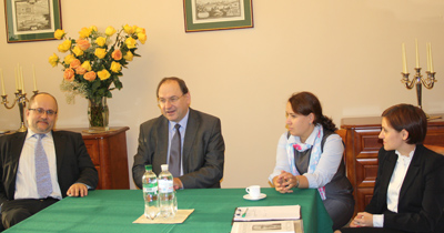 Na trudne, a czasami wesołe pytania odpowiadali:(od lewej) Konsul Generalny Rafał Wolski, Ambasador Henryk Litwin, Konsulowie Magdalena Okaj i Ewa Matuszek-Zagata