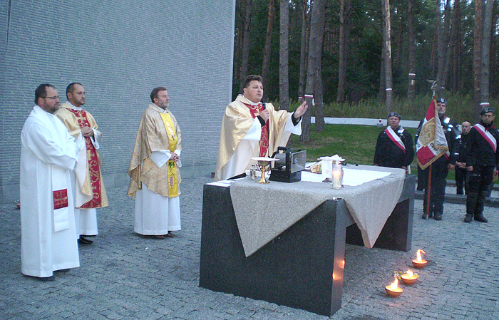 „Jesteśmy tu dlatego, że tu spoczywają nasi Rodacy” - zaznaczył ks. Wiesław Pęcki