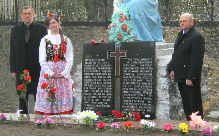 Autor szkicu (L) przy tablicy pamiątkowej