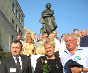 Miłośnicy i krzewiciele kultury polskiej stanęli do zdjęcia z poetą. W pierwszym rzędzie (od lewej): dyrektor Instytutu Polskiego w Kijowie Jarosław Godun, redaktor kwartalnika „Krynica” Dorota Jaworska i autor pomnika, rzeźbiarz Stanisław Radwański