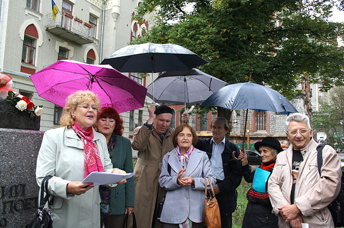 Jesienna mżawka nie była w stanie pokonać dodatniej aury, panującej w gronie miłośników poezji 