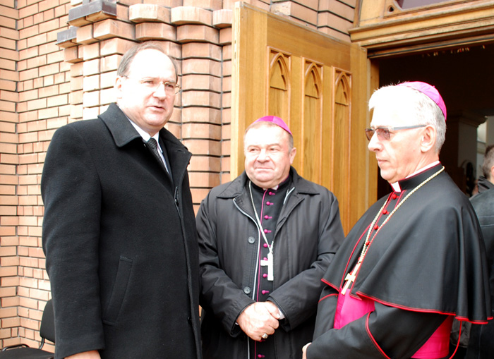 Ambasador RP na Ukrainie Henryk Litwin, ordynariusz diecezji charkowsko-zaporoskiej biskup Marian Buczek, metropolita katowicki arcybiskup Wiktor Skworc