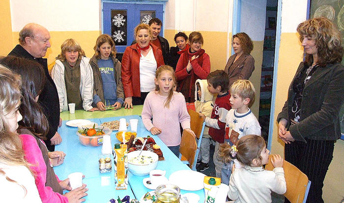 Fira - polska szkoła. Spotkanie towarzyskie z udziałem proboszcza ks. Nikolaosem Kokalakisem 