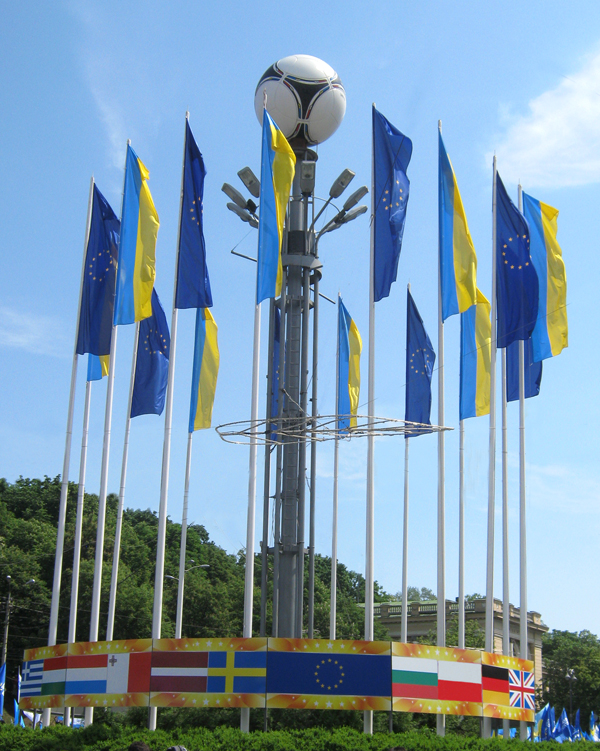 „Mam wielką nadzieję zobaczyć was w czasie następnych obchodów Dnia Europy już w kontekście urzeczywistnienia nowego rozdziału w stosunkach Ukrainy z UE. I wtedy ukraińska flaga obok z europejską i państwowymi flagami krajów członkowskich UE nabędzie dodatkowego i nie tylko symbolicznego znaczenia” zaznaczył Ambasador UE na Ukrainie Jan Tombiński podczas inauguracji Dnia Europy w Kijowie