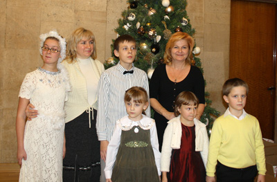 Ambasadorowa Hanna Litwin (P) i prezes Łarysa Bułanowa przy świątecznej choince
