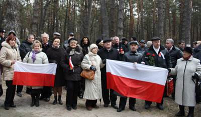 Uroczystym śpiewem i symboliką narodową uczcili pamięć pochowanych w Bykowni przedstawiciele polskich środowisk Ukrainy