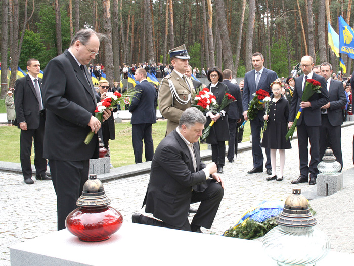 W samym sercu Polskiego Cmentarza Wojennego w Bykowni prezydent Petro Poroszenko ukląkł przed kwaterą Polaków zamordowanych przez NKWD 