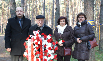 1 listopada na Polski Cmentarz Wojenny w Bykowni przybyli: syn spoczywającego tu Mikołaja Cholewy - Marian, wnuk Grzegorz oraz wnuczki pochowanego - Ewa Biskup i Jadwiga Chłapek