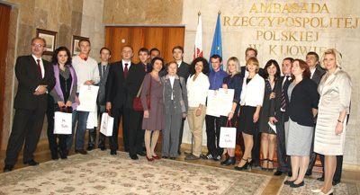 Jury, organizatorzy i laureaci VI Konkursu im. Jerzego Giedrojcia w Sali Recepcyjnej Ambasady RP w Kijowie tuż po wręczeniu nagród 