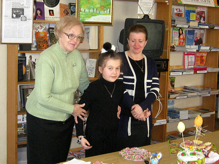 Prezes Irena Gilowa (L) przedstawia zebranym młodą artystkę Anastazję Drapatę