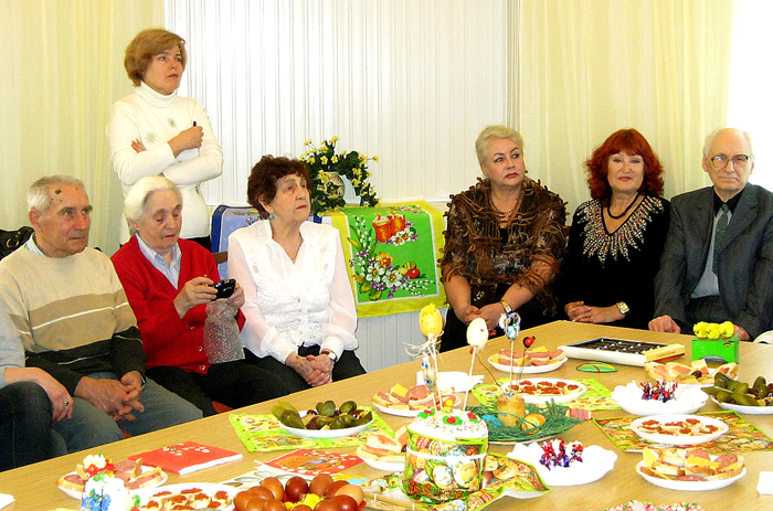 Świąteczny stół udekorowała kustoszka polskiej obyczajowości Helena Zawadzka (siedzi trzecia od lewej)