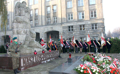 Członkowie delegacji lwowskiej złożyli kwiaty pod Pomnikiem Martyrologii Profesorów Lwowskich. (Odsłonięty w 1964 r. Jego fundatorem był Międzyuczelniany Komitet Uczczenia Pamięci Lwowskich Pracowników Nauki)