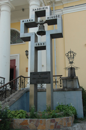 Znak pamięci przed kościołem św. Aleksandra poświęcony ofiarom prześladowań za Wiarę i Ojczyznę w latach 1917-1991