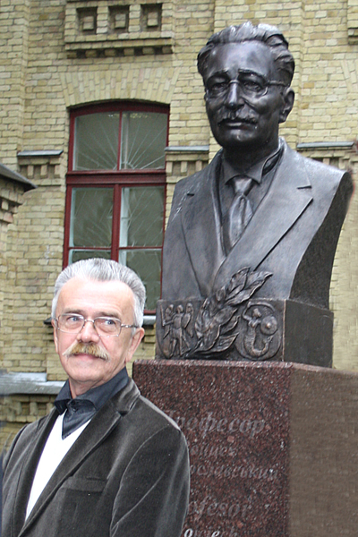 Autor popiersia - Zasłużony Artysta Ukrainy rzeźbiarz Mykoła Olejnyk