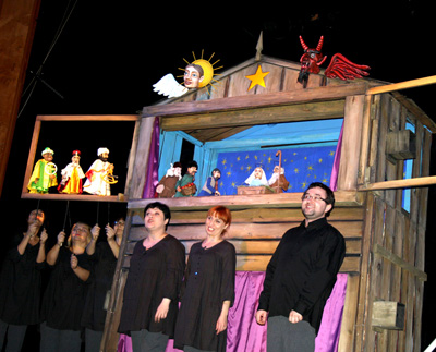Aktorzy z Polski przedstawili zachwyconym dzieciom spektakl lalkowy ilustrujący historię narodzin malusieńkiego Jezusa 