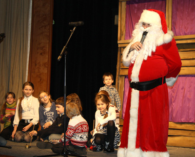 Św. Mikołaj, którego przyjścia z wielką niecierpliwością oczekiwali malutcy widzowie, nareszcie pojawił się na sali i przystąpił do rozdawania szczodrych prezentów grzecznym dzieciom