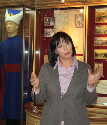 Historyk Ołena Spicka zapoznała zebranych z ekspozycją Muzeum Ukraińskiej Rewolucji Narodowej