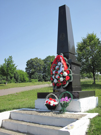 U stóp pomnika upamiętniającego bitwę złożono biało-czerwony wieniec 