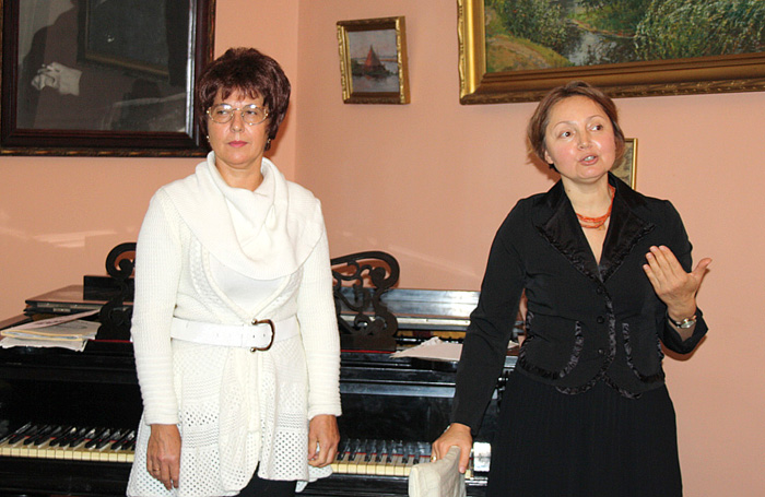 Prowadząca imprezę dyrektor muzeum Wiktoria Kołesnyk (P) i pianistka Helena Arendarewska