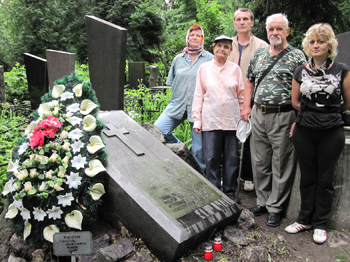 Działacze KNKSP „Zgoda” przy uporządkowanym grobie matki księdza Teofilii Skalskiej na Cmentarzu Bajkowa w Kijowie. Czerwiec 2012 r.