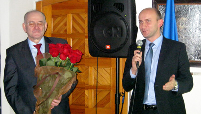 W ramach spotkania Radca-Minister Andrzej Grabowski podziękował serdecznie za rzetelną pracę I Sekretarzowi Wydziału Zbigniewowi Ekiertowi (P), który w tym roku opuszcza Kijów 