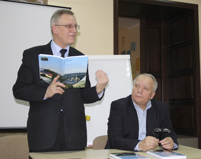 Książkę prezentowali profesorowie: dr hab. Andrzej Szmyt (autor) i dr hab. Henryk Stroński (redaktor naukowy)