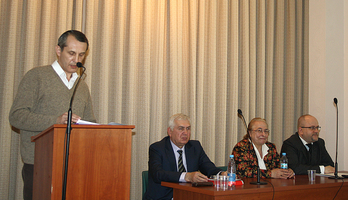 Na trybunie Walery Filimonichin. W prezydium (od lewej) Rościsław Radyszewski, Tetjana Bałabuszewycz i Rafał Wolski 