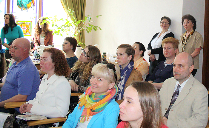 Nad przykładnym przebiegiem konferencji czuwają jej organizatorzy dyrektor „Domu Polskiego” Maria Siwko (P) i Ludmiła Toporowska (stoją z prawej)