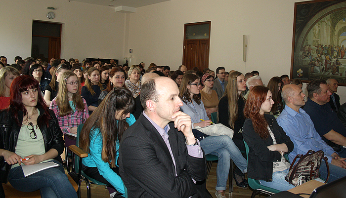 Przeważająca większość uczestników konferencji to młodzież związana z działalnością Domu Polskiego w Kijowie. Na pierwszym planie inicjator i projektodawca spotkania Ryszard Tulej