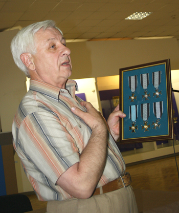 Znawca tematu Andrzej Amons (były prokurator wojskowy) opowiedział o swojej prywatnej kolekcji Krzyży Orderu Wojennego Virtuti Militari 