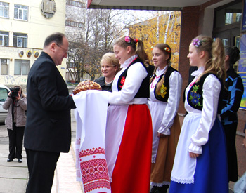 Dziewczęta z Centrum Polskiego powitali Ambasadora RP na Ukrainie Henryka Litwina tradycyjnym bochenem chleba 
