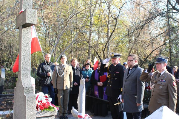 Zapalono znicze, złożono wieńce i kwiaty w miejscach wiecznego spoczynku Polaków