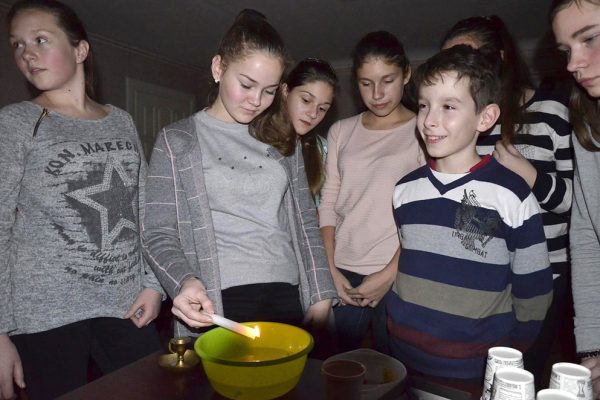 Któż z Polaków nie bawił się przynajmniej kilka razy w życiu na andrzejkach?