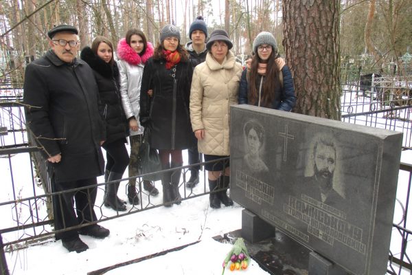 … Sznur chorych ciągnął gęsiego w kierunku domu doktora Kamińskiego