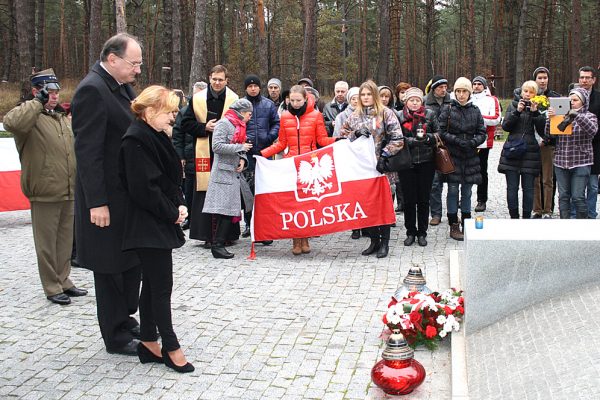 Kwiaty i znicze w polskich miejscach pamięci