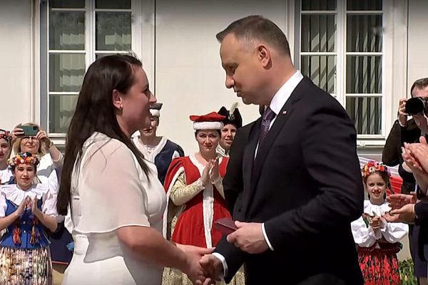 Podczas uroczystości z okazji Dnia Polonii i Polaków za Granicą oraz Dnia Flagi RP  Prezydent Andrzej Duda wręczył odznaczenia państwowe działaczom polonijnym