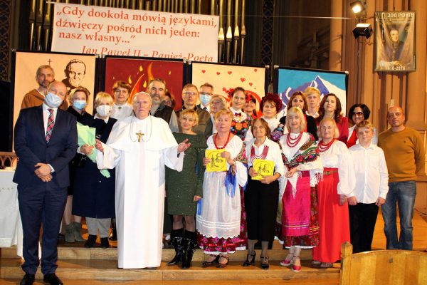 „GDY DOOKOŁA MÓWIĄ JĘZYKAMI, DŹWIĘCZY WŚRÓD NICH JEDEN: NASZ WŁASNY – JAN PAWEŁ II, PAPIEŻ-POETA