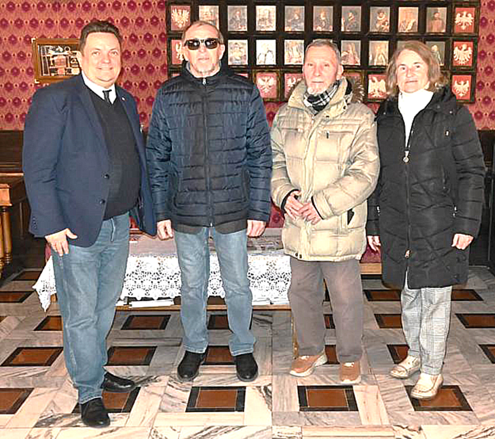 Pani Irena Gołybard, obok jej mąż Eugeniusz i dalej Antoni Stefanowicz oraz Michał Kisiel - dyrektor Domu Polonii w Pułtusku (fot. Leszek Wątróbski)
