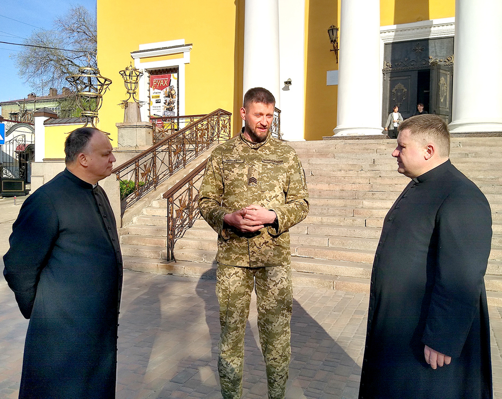 Na zdjęciu od lewej: ojciec Igor Skomarowski, sierżant Andrij Owczaruk, proboszcz Kościoła św. Aleksandra ks. Witalij Łukowski