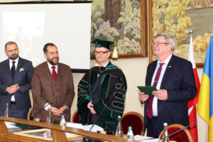 Wręczenie dyplomu doktora honoris causa KNEU rektorowi Szkoły Głównej Handlowej w Warszawie, prof. Piotrowi Wachowiakowi